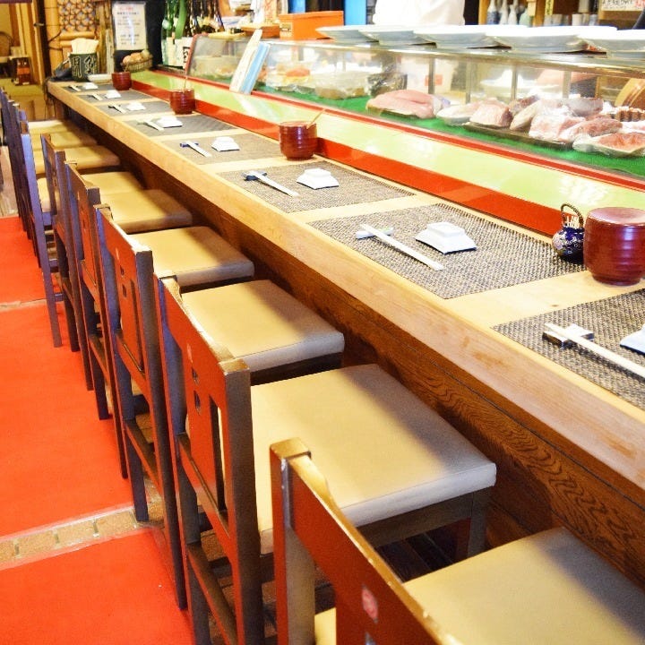 木乃間鮨総本のカウンターに椅子が並ぶ店内