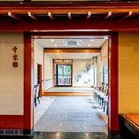 情緒あるたたずまいのエントランスでお出迎え 情緒あるたたずまいのエントランスでお出迎え