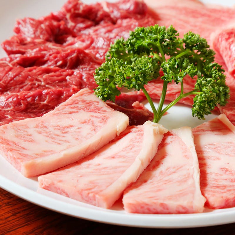 白いお皿に盛られた3種類の焼肉用の肉