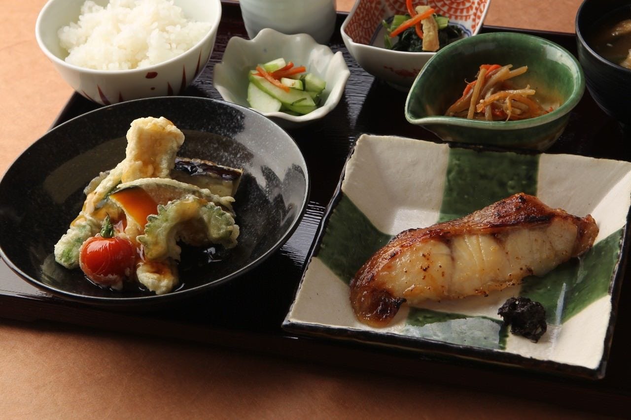 焼き魚や小鉢などが並ぶ「寅福」の選べる二種盛り定食