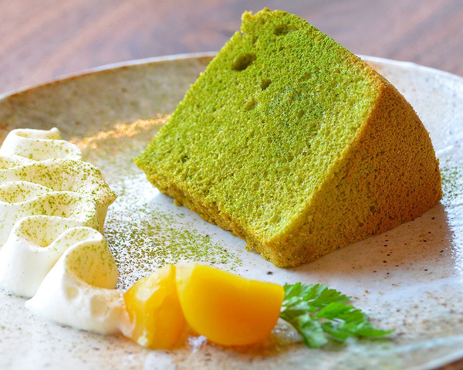 お皿に盛りつけられた抹茶のシフォンケーキと添えられたクリームと栗