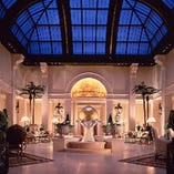 アトリウムロビーを通って店内へどうぞ。 アトリウムロビーを通って店内へどうぞ。