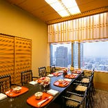 【窓側テーブル個室/8名様まで】 「祇園町」/「上七軒」2部屋ございます。 【窓側テーブル個室/8名様まで】 「祇園町」/「上七軒」2部屋ございます。