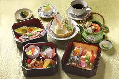 紅葉三段重弁当〜松茸土瓶蒸し入り〜(10/1~11/3まで)