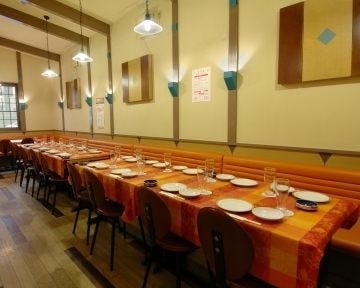 食器が置かれているテーブルと椅子が並ぶ「五修堂」の店内