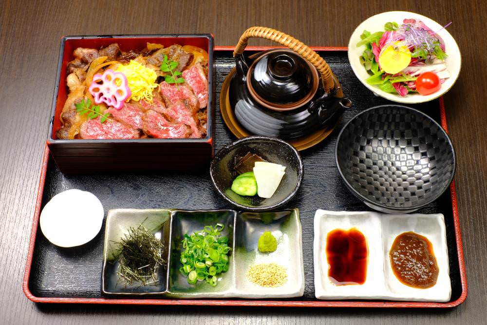 膳の上の「神戸牛赤身ステーキ重」
