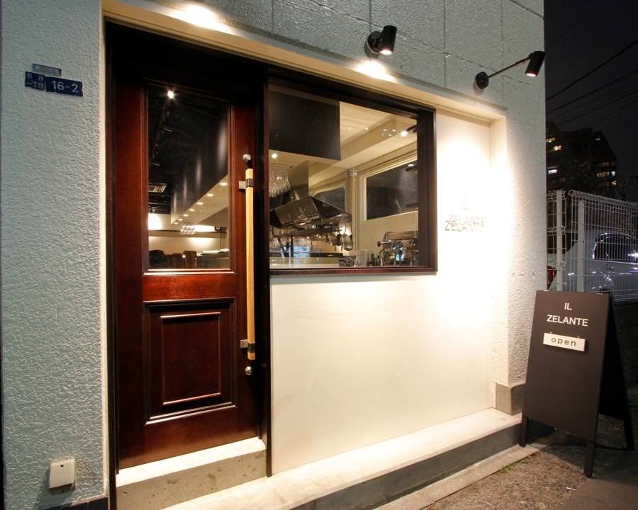 ライトアップされているおしゃれな外観