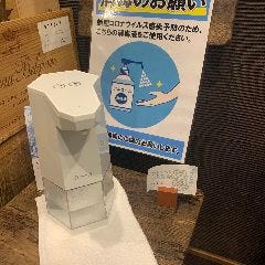 新潟県の「安心なお店応援プロジェクト」認定店。入口には、アルコール消毒を設置しております。