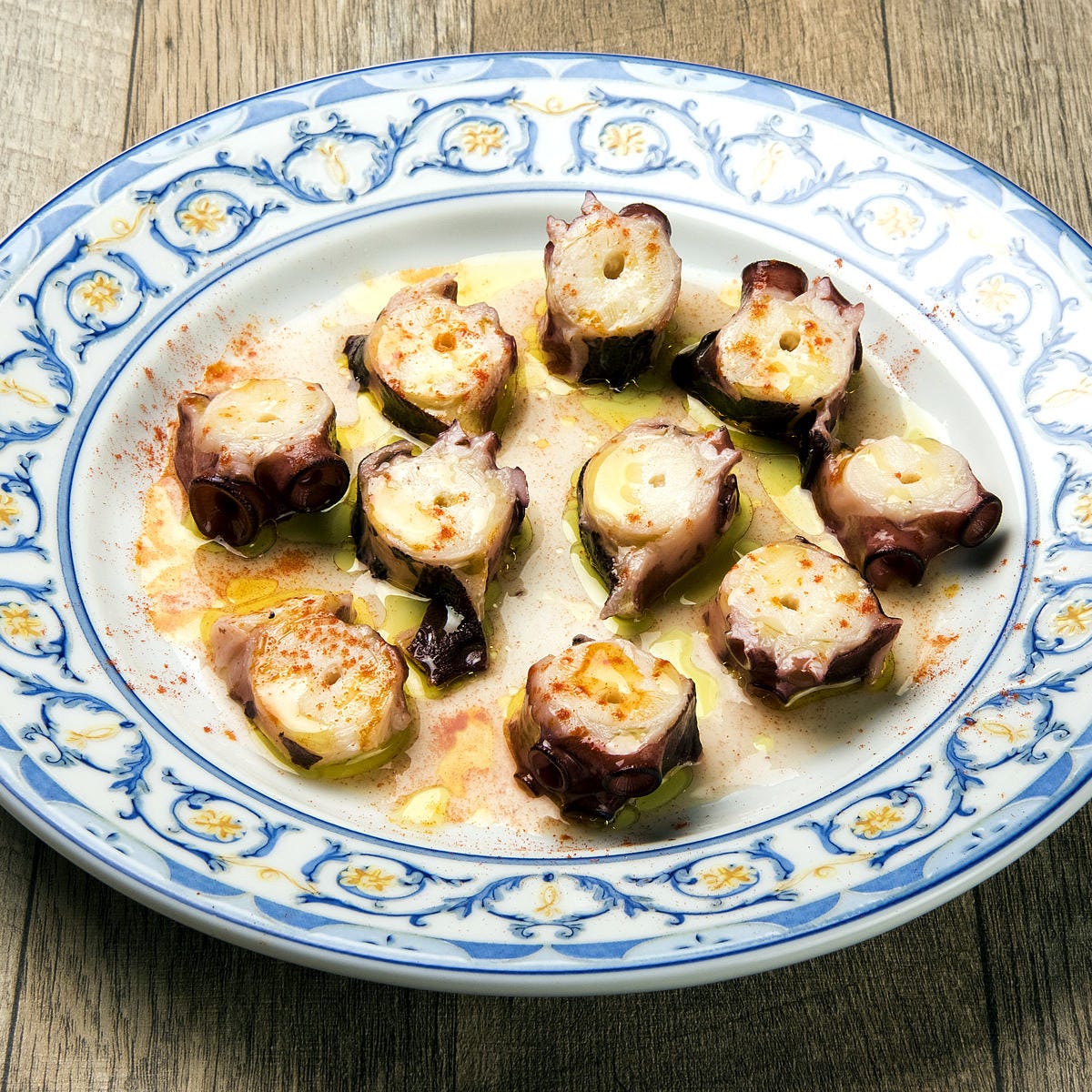 スペイン風の皿に盛りつけられたタコの前菜