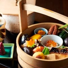 【名物 手をけ弁当】手軽に味わう京料理。手作りの手桶に盛り込んだ四季の彩りを堪能