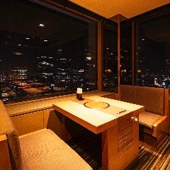 店内全席から見渡せる地上142mの夜景 店内全席から見渡せる地上142mの夜景
