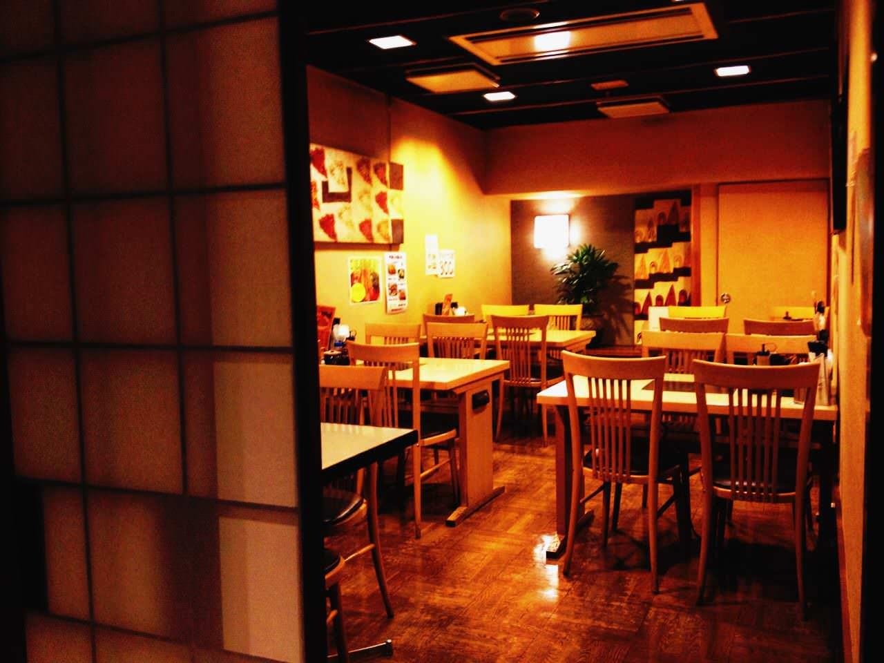 木のテーブル席が並ぶ店内