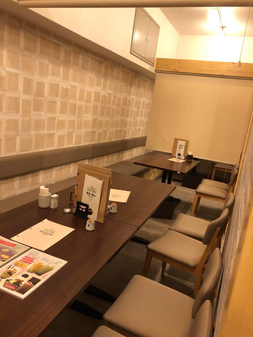 ベージュを基調とした落ち着いた空間の韓流カフェ茶母のテーブル席