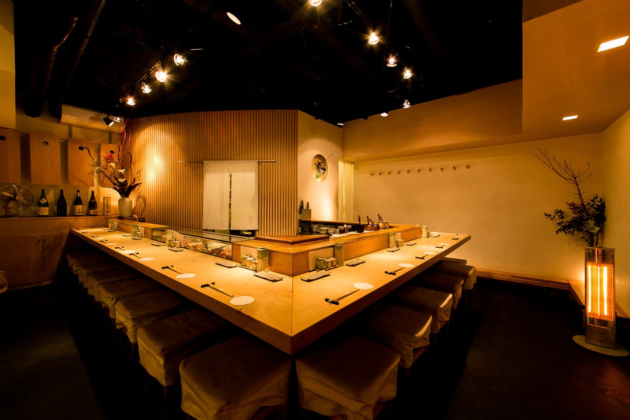 L字型になった木目調の店内