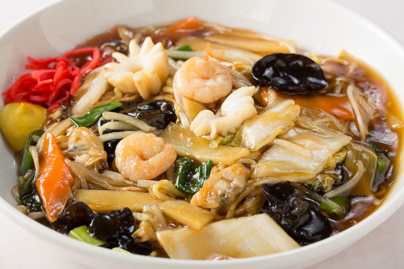 麺の上にエビや野菜などの具材がのっている