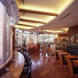 木目基調の店内はランチは光が差し込み、ディナーはぐっと雰囲気が落ち着いたフロアー 木目基調の店内はランチは光が差し込み、ディナーはぐっと雰囲気が落ち着いたフロアー