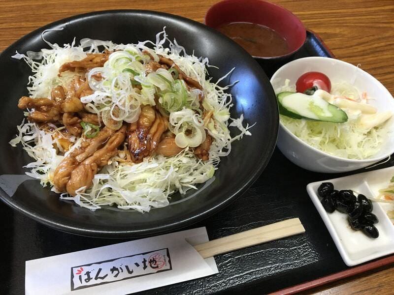 鶏せせり肉入り丼と味噌汁、お漬物にサラダ付きのランチ定食