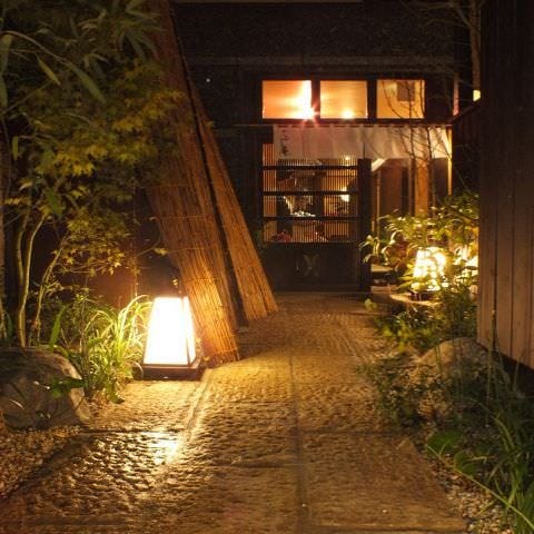 石畳の先に小さなのれんのかかった店舗がある