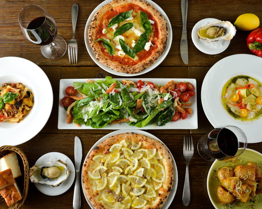 イタリア料理が様々な皿に盛られている