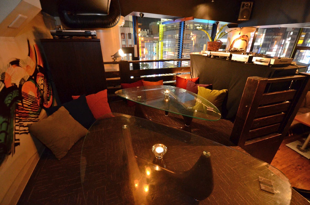 カワラカフェのロフトのような店内座席の写真