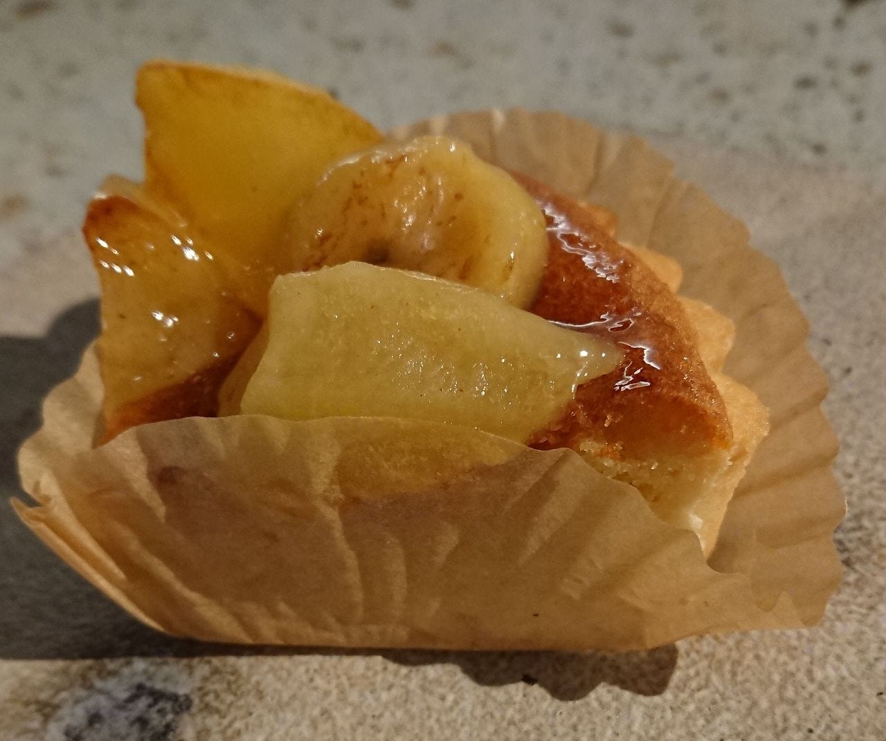 お皿にのったりんごパイ