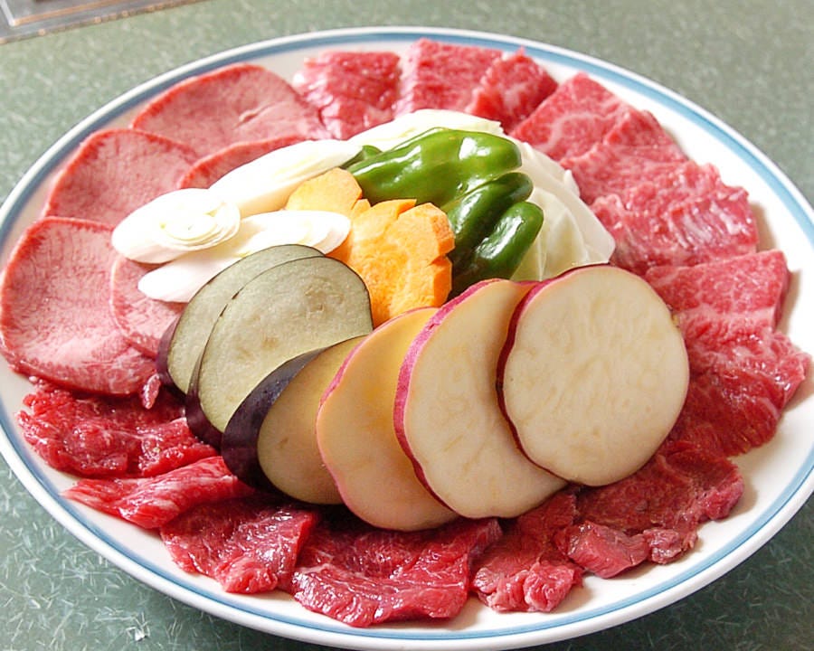 白い皿に牛肉や野菜が盛りつけられている