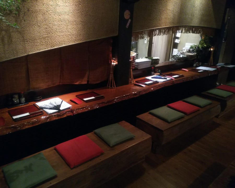木製のテーブルが並ぶ古民家風の内装