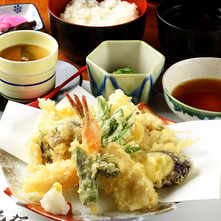 季節の野菜を使った天ぷらのランチが並ぶ様子