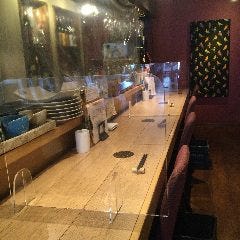 鳥男_カウンターにアクリルパネルを設置しております。