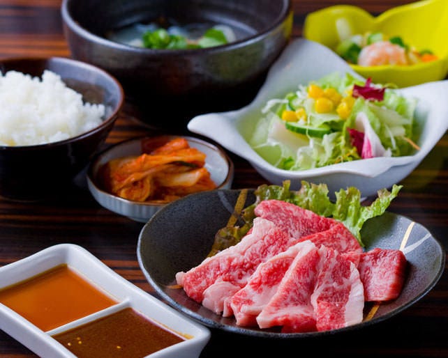 皿に盛られた牛肉とサラダとご飯とスープの「神戸牛サービスランチ」