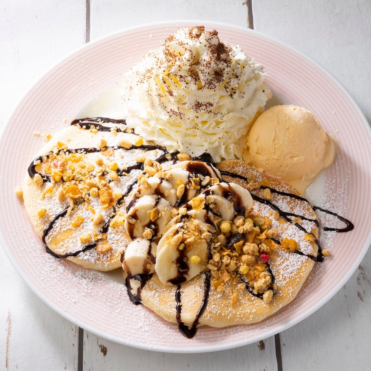ふわふわホイップとバニラアイスにチョコレート&バナナ(><) ふわふわホイップとバニラアイスにチョコレート&バナナ(><)