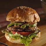 ワイキキバーガー(チーズ&アボガド)フライドポテト付き ワイキキバーガー(チーズ&アボガド)フライドポテト付き