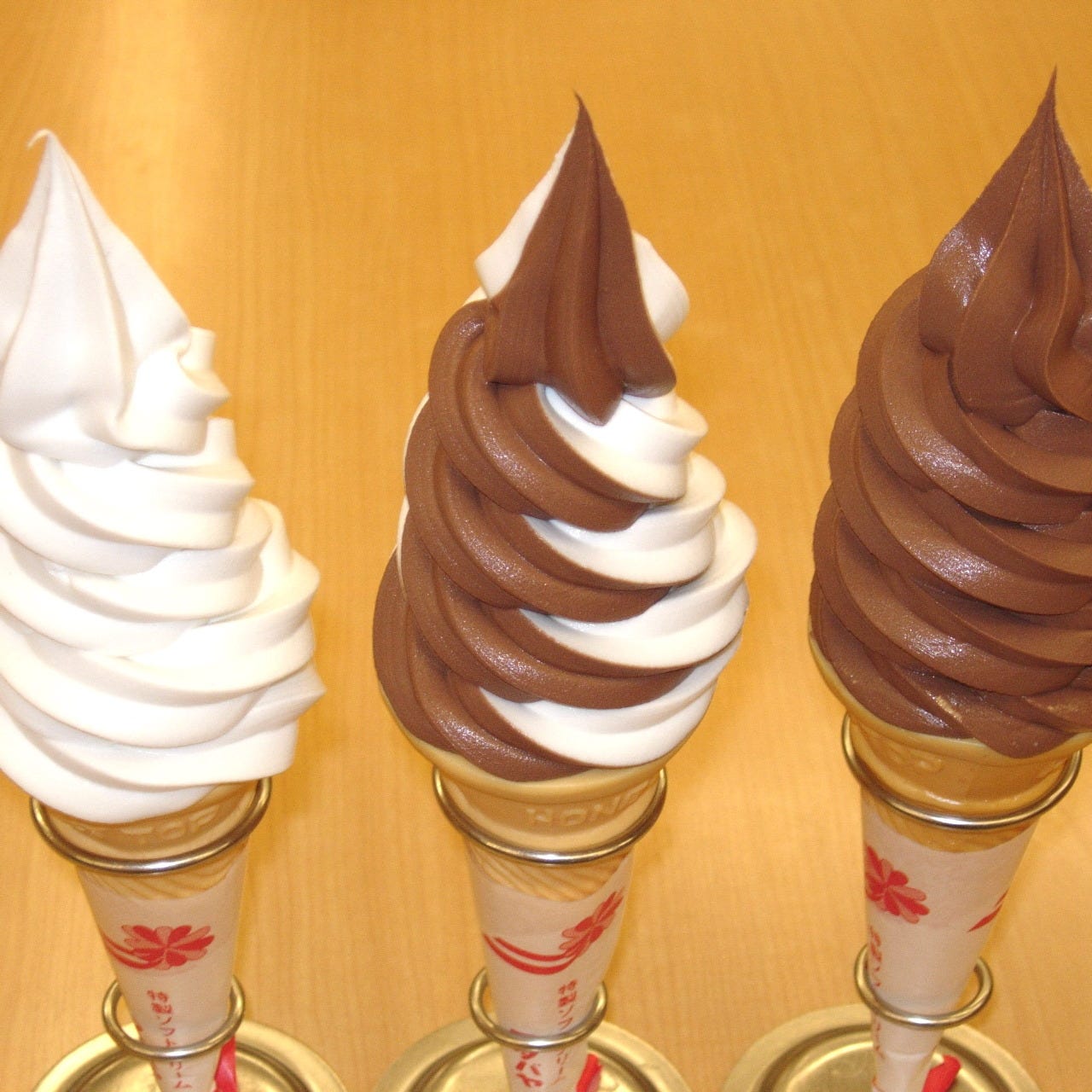 ソフトクリームが3種類並んでいる