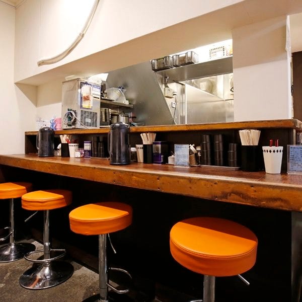 カウンターのある内観