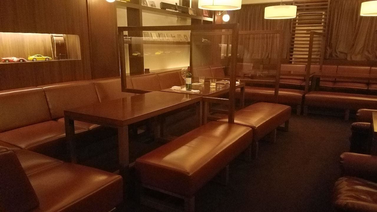 ソファタイプのテーブル席が並ぶオオサカきっちん銀座本店内