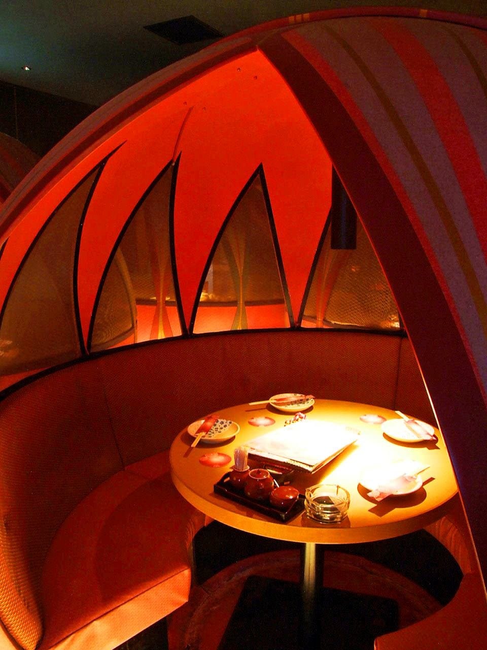 赤を基調とした七色てまりうた 新宿の“てまり型個室”