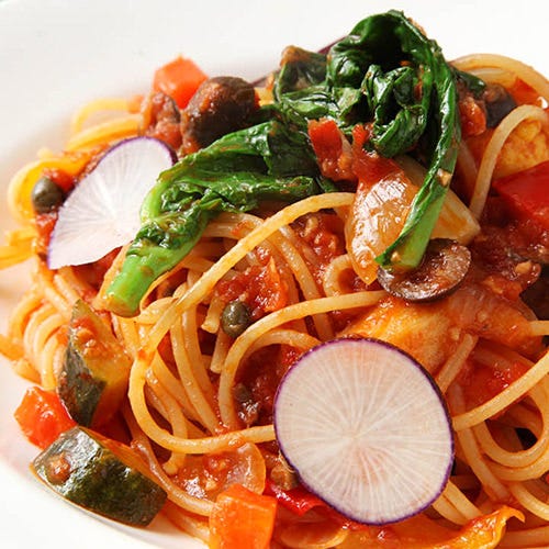 色とりどりの野菜が入っているトマトソースのスパゲッティ
