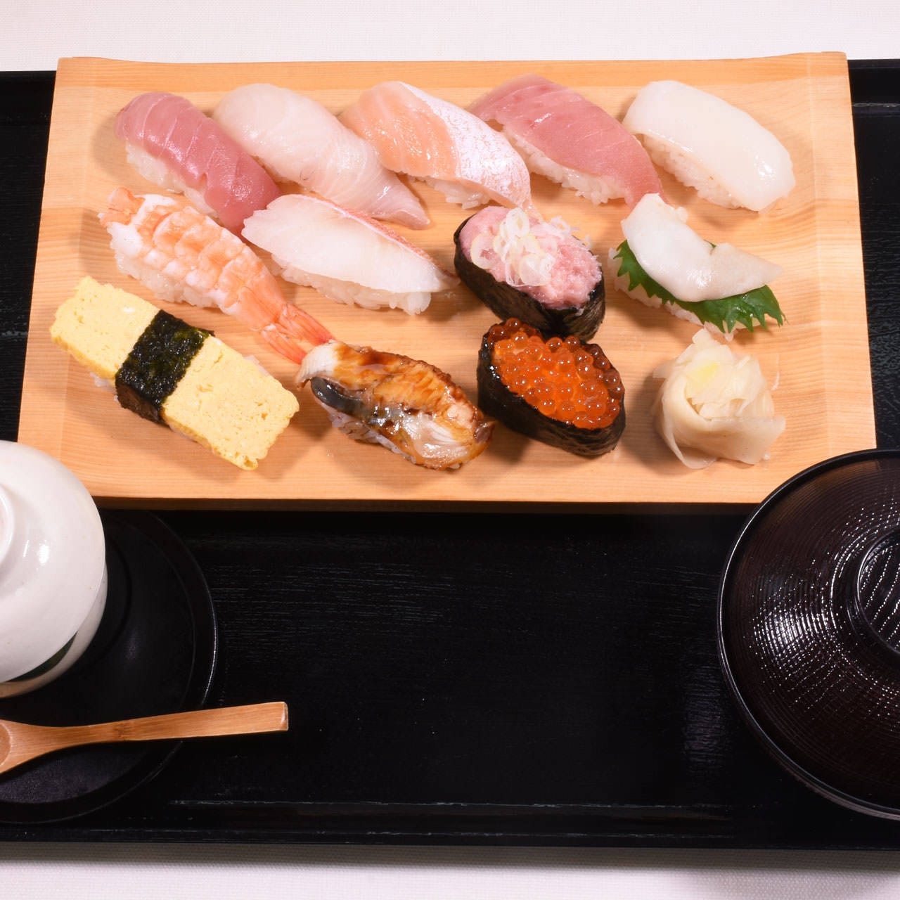 寿司盛、みそ汁、茶碗蒸しがついた「ぼたんにぎり」のセット