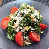 フルーツトマトと燻製比内地鶏のケールシーザーサラダ フルーツトマトと燻製比内地鶏のケールシーザーサラダ