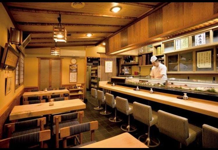 カウンター席とテーブル席がある都寿司の店内