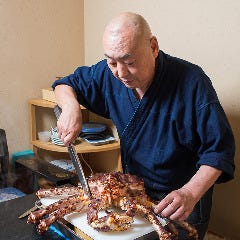 活きたカニを捌く圧巻パフォーマンス 活きたカニを捌く圧巻パフォーマンス