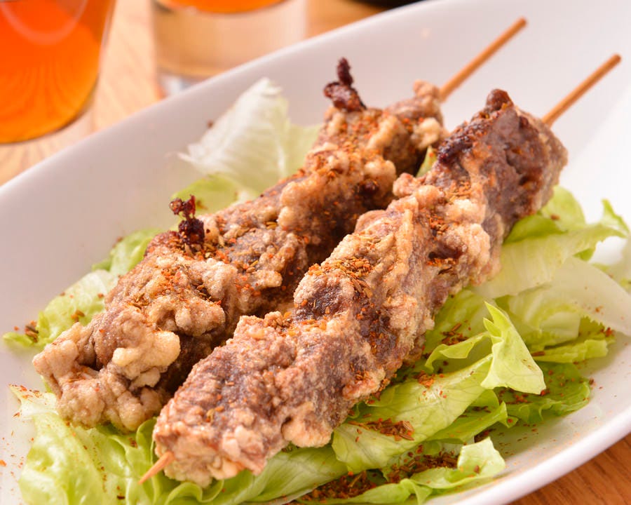 香り高いクミンで包まれたラムの串焼きはお酒もすすむ一品 香り高いクミンで包まれたラムの串焼きはお酒もすすむ一品