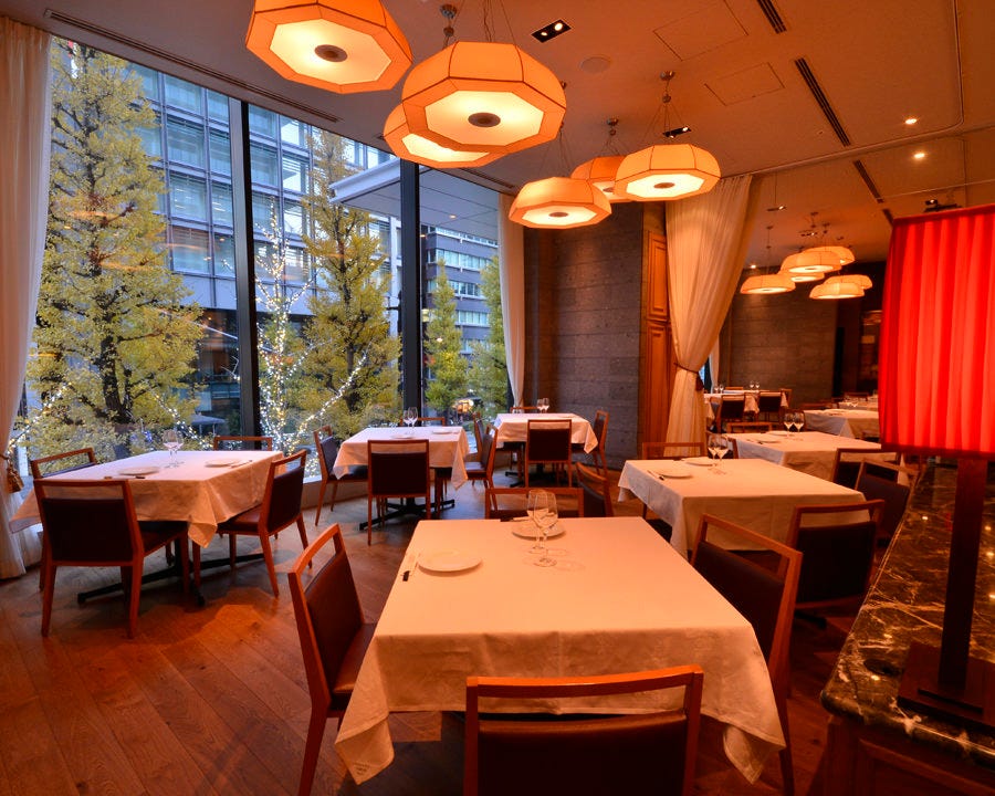 大きな窓が開放的なスタイリッシュ空間 大きな窓が開放的なスタイリッシュ空間