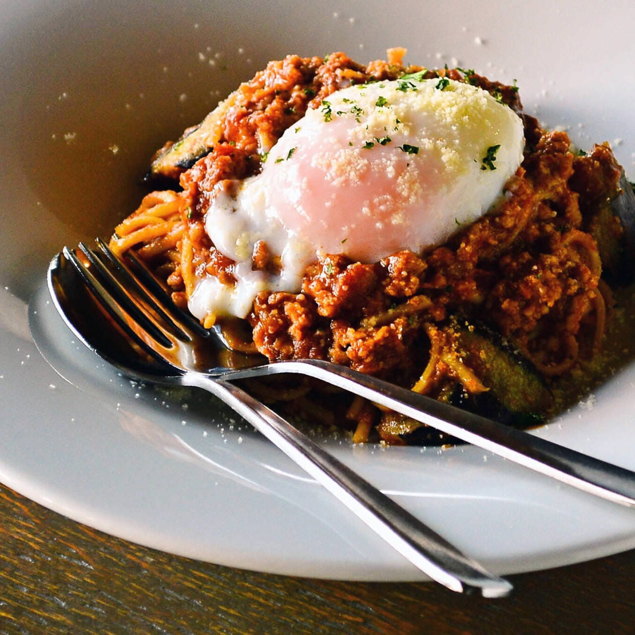 白い器に盛られたボロネーゼと温玉