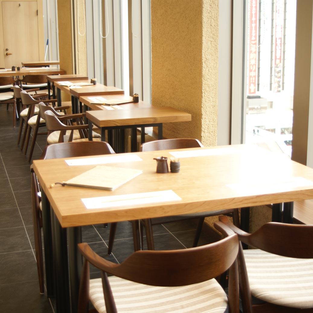 テーブルと椅子が並んでいる北海道料理 札幌銀鱗の店内