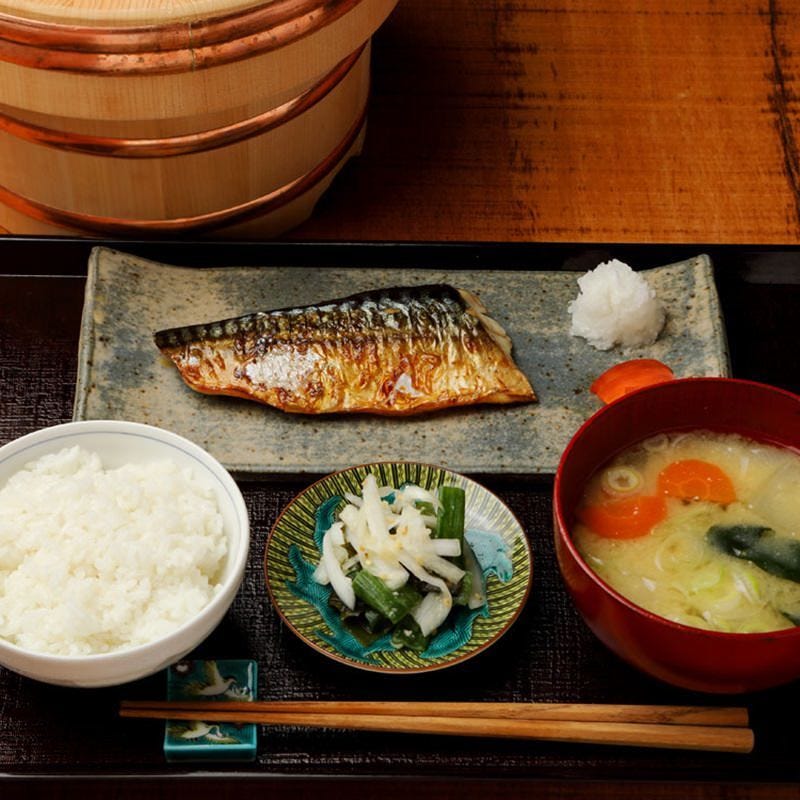 鯖の塩焼きとご飯、味噌汁に小鉢付きのランチ定食