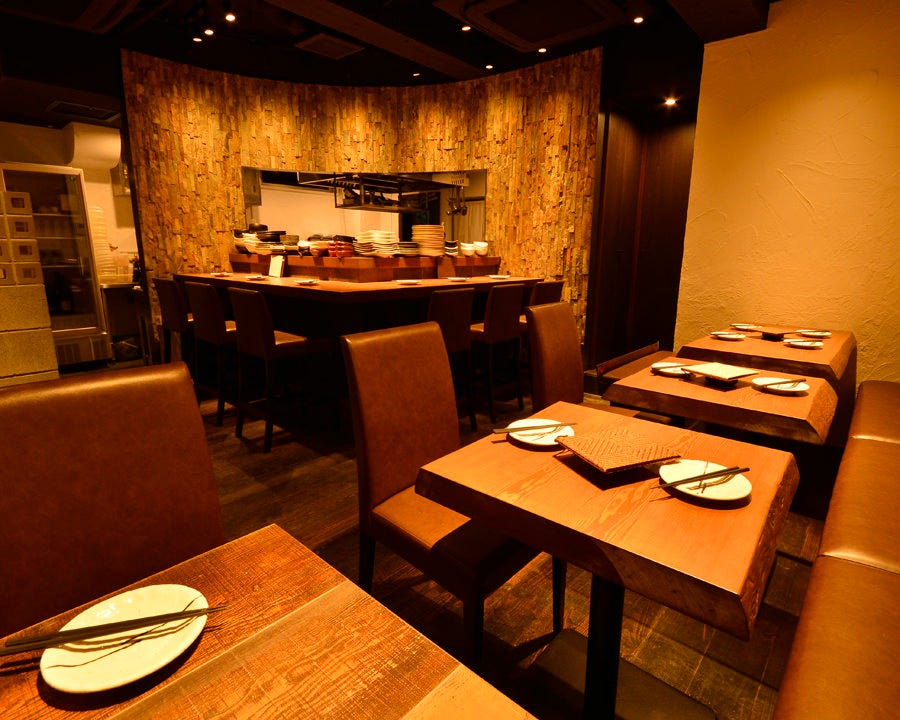 テーブルが並ぶ店内の様子