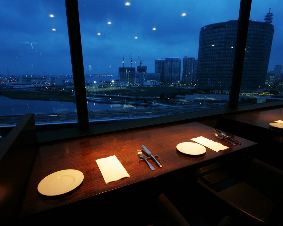 横浜の夜景が見えるイルピノーロスカイテラスのカウンター席