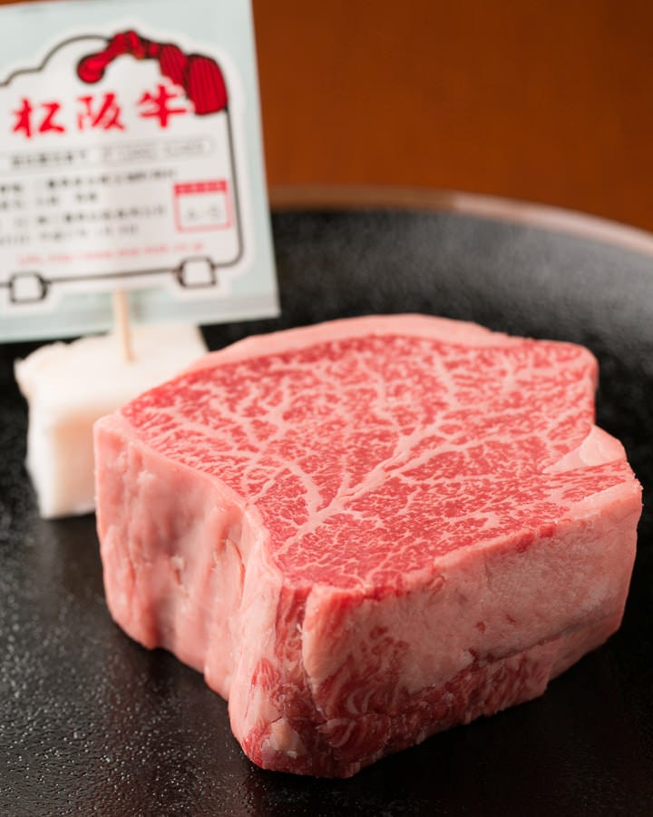霜降りが入っている松阪牛の塊肉と横に添えられた個体識別番号