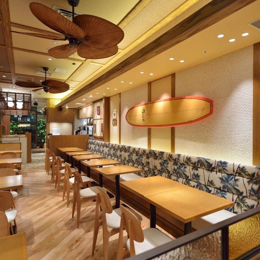 ハワイのリゾートカフェを思わせるモアナキッチンカフェの内観